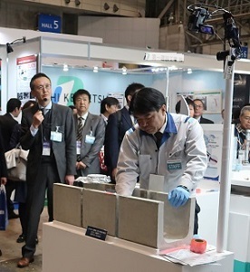 コンクリート目地への補修デモ実演