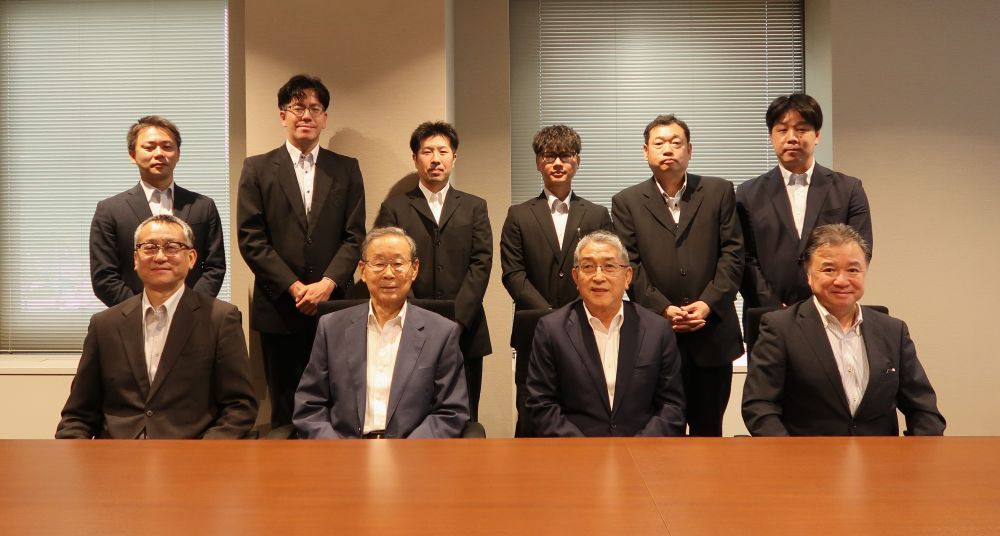 発表を終え、発表者が役員らと記念撮影